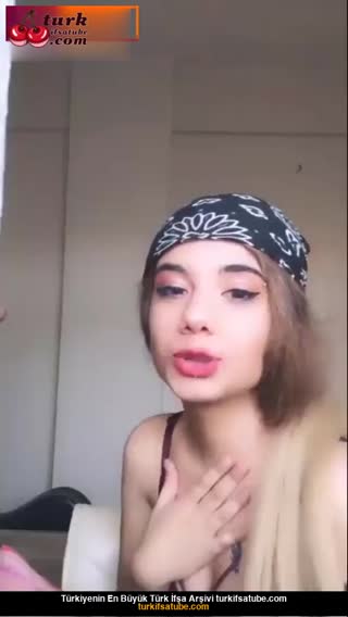 Çıplak bir bayan, erkek üvey kardeşini kandırarak seksi bir şekilde seks yapıyor ama başarılı olamıyor.