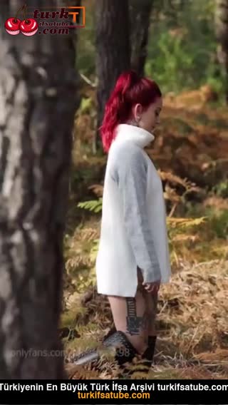 Gökyüzü, ormanda ateşli çıplak üvey kardeşler